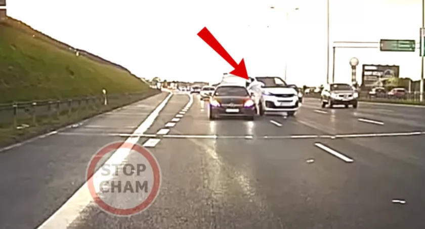 Skandaliczne sceny na S2. Kierowca mercedesa zatrzymał ruch i zaatakował busa