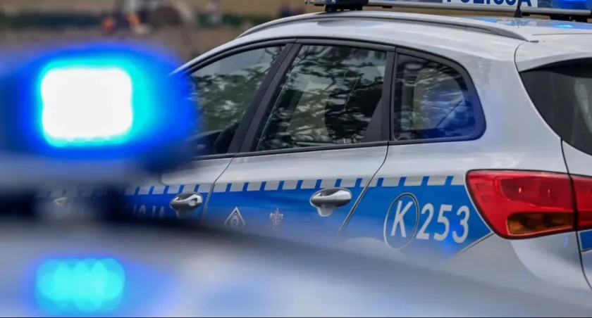 Szydłowiec: Policjant na masce auta złodzieja kabli