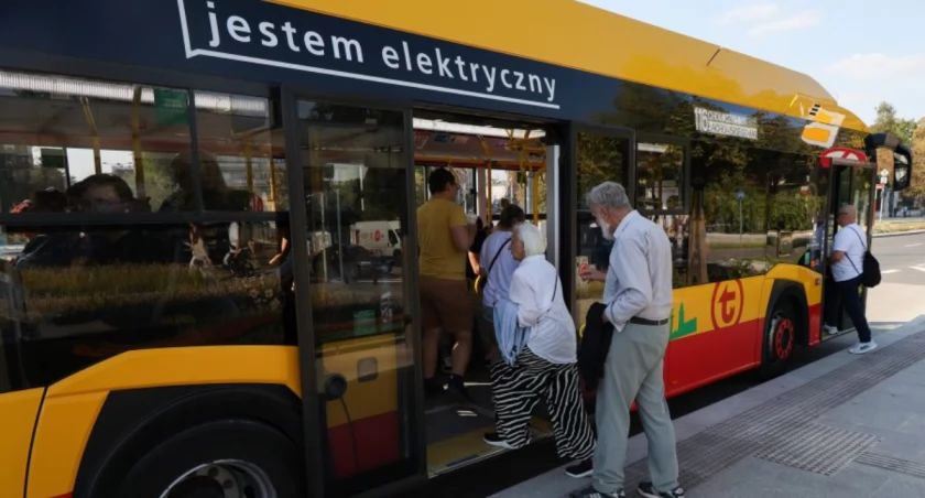 Atak w warszawskim autobusie. 38-latek usłyszał zarzuty