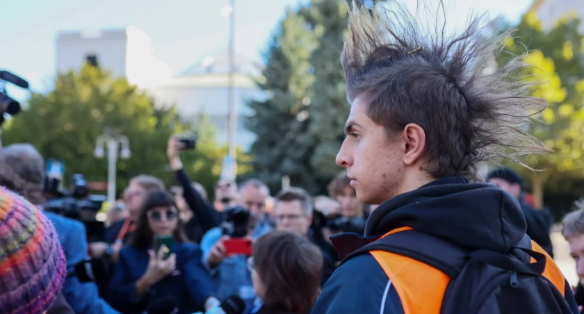 „Ostatnie Pokolenie” rozbija namioty przed Sejmem. Chcą debaty o kolei