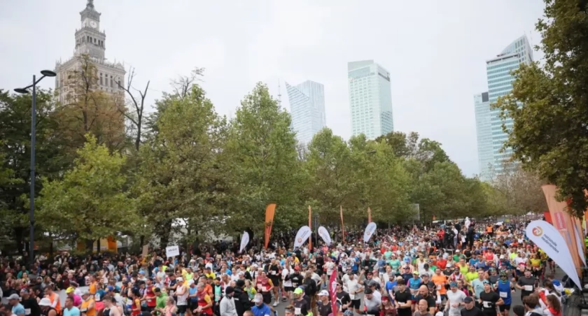 Kilkanaście tysięcy osób pobiegło przez Warszawę na 42,195 km i 10 km