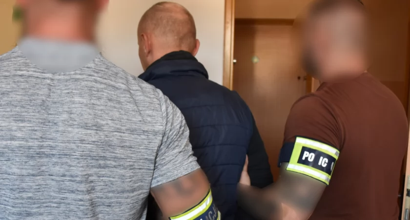 Ścigany za podwójne morderstwo zatrzymany na dworcu