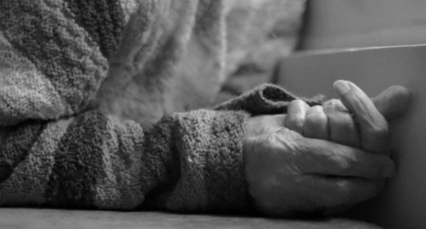 Poranek grozy: Seniorka uwięziona na podłodze – ratunek w ostatniej chwili