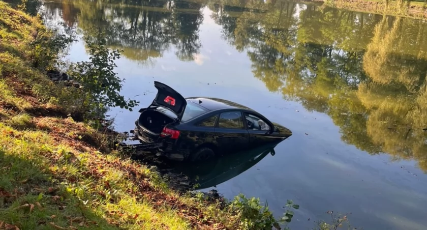 Sprawca kolizji „zaparkował” w… stawie!