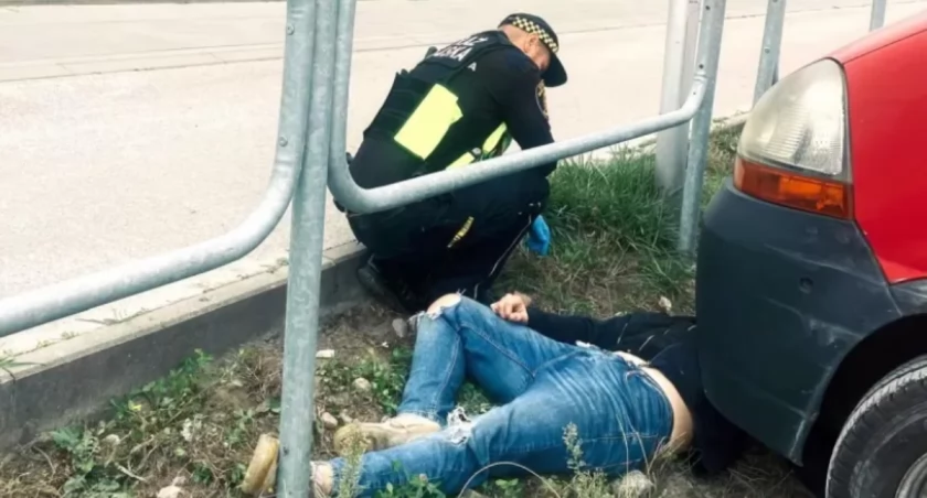 Nieprzytomny agresor pod autem 