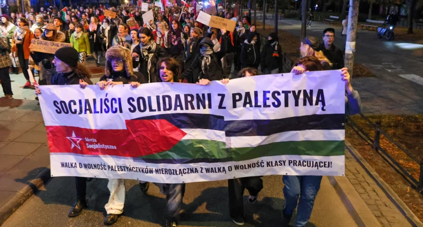 [ZDJĘCIA] Czerwona farba na MSZ. Demonstracja w stolicy w obronie Palestyny