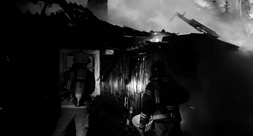 Podwójna tragedia na Mazowszu: ogień uwięził 92-latka, sąsiad zmarł z rozpaczy