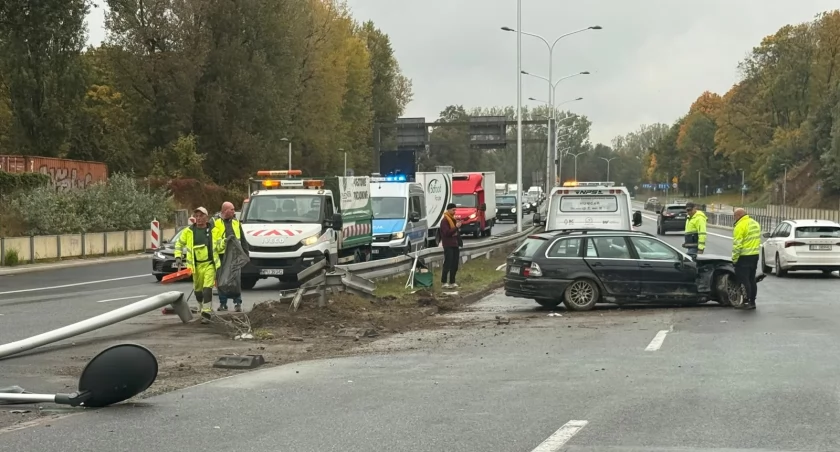 Dramat na Wisłostradzie! BMW zmiażdżyło barierki i latarnię