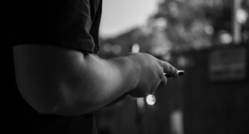 Śledził żonę dzień i noc. Wpadł, gdy przyjechał za nią na policję
