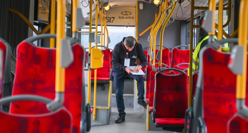 [ZDJĘCIA] Niesamowite zmagania w Warszawie: ten kierowca autobusu pokonał wszystkich!