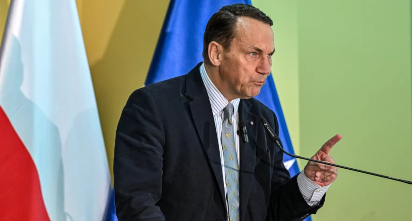 Awantura na spotkaniu z Sikorskim! Krzyki, buty w górze i interwencja ochrony