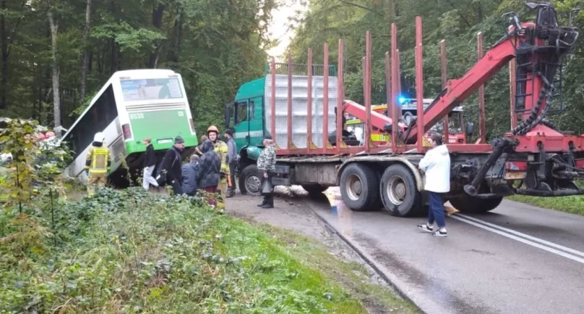 Autobus pełen dzieci staranowany przez ciężarówkę. Są ranni!