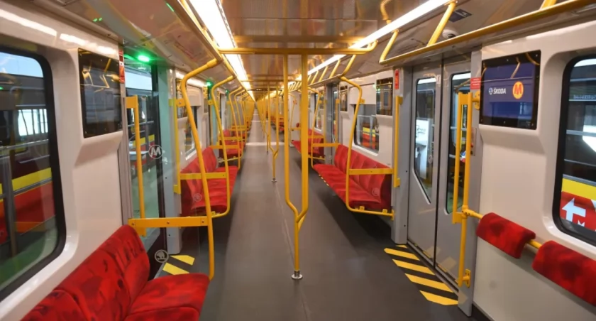 Paraliż w warszawskim metrze! Awaria zasilania sparaliżowała linię M1 – co się stało?
