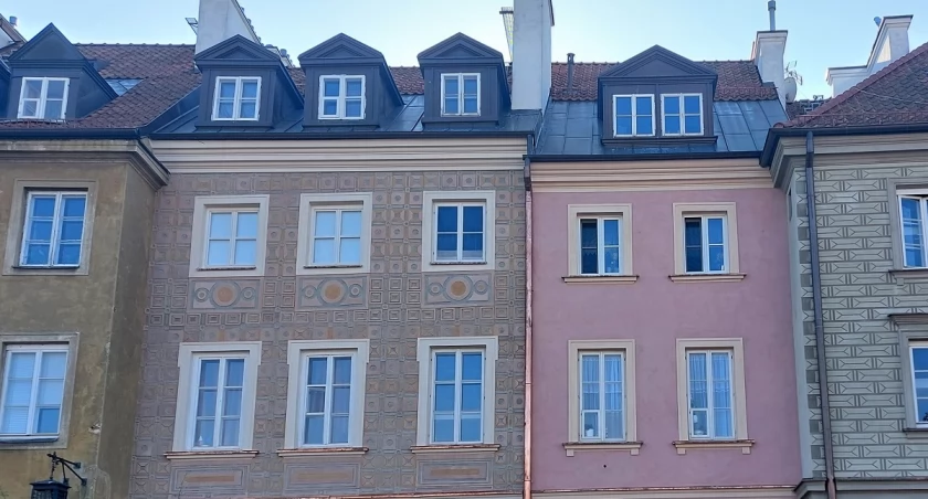 Stare Miasto znów lśni pastelami – kamienice odzyskały dawne kolory po 70 latach