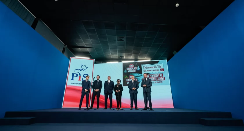 Decydujący moment dla Polski? PiS mobilizuje tłumy na Placu Zamkowym!