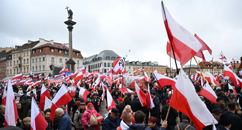 [ZDJĘCIA] Bije serce Polski! Tysiące ludzi na Placu Zamkowym w obronie suwerenności