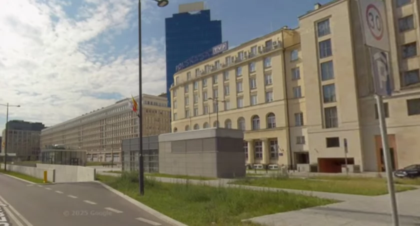 Nowy parking za miliony świeci pustkami. Warszawiacy wolą stać na chodniku!