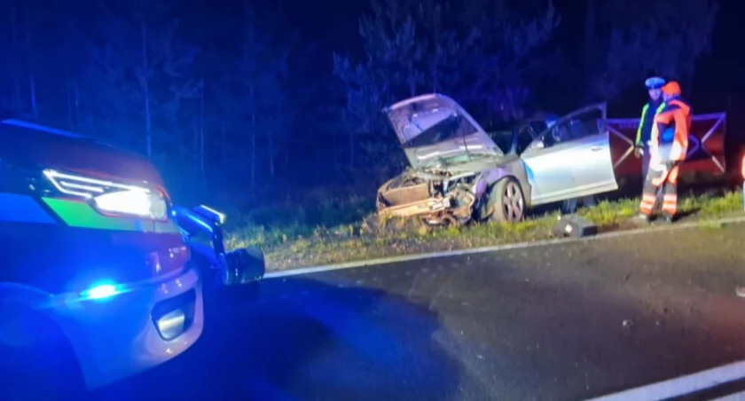 Tragiczna noc pod Ostrowią Mazowiecką. Auto rozerwane na części, 38-latek nie miał szans…