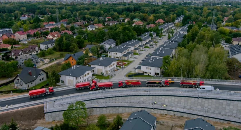Ciężarówki wjechały na nowy wiadukt w Rembertowie