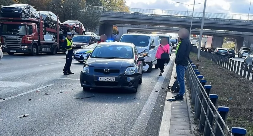 Paraliż na S8! Bus wbił się w osobówki – gigantyczny korek sparaliżował stolicę!