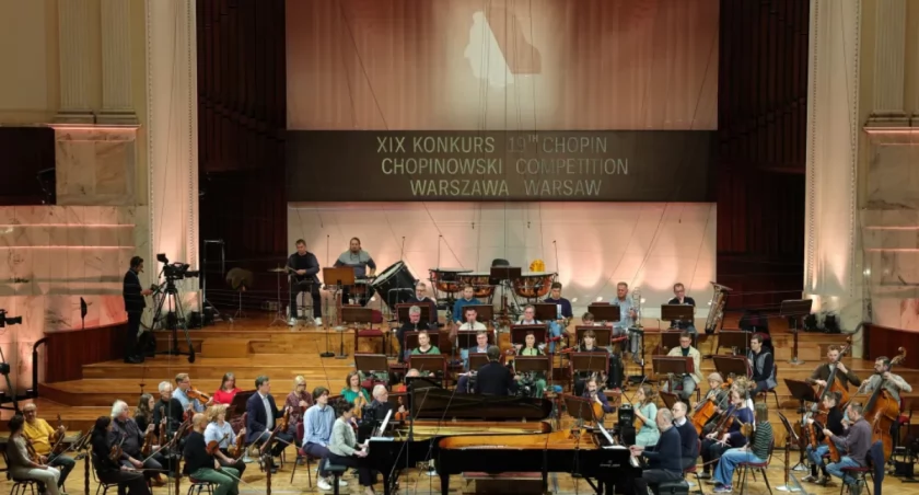 Tłumy przed Filharmonią! Setki ludzi marzną w kolejce, by usłyszeć Chopina na żywo