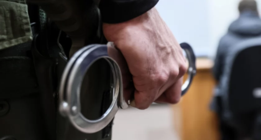 Koszmar w spokojnym domu: ojciec martwy, matka walczy o życie, syn w areszcie