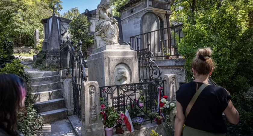 Nieśmiertelny Chopin. W rocznicę śmierci tłumy przy jego grobie w Paryżu