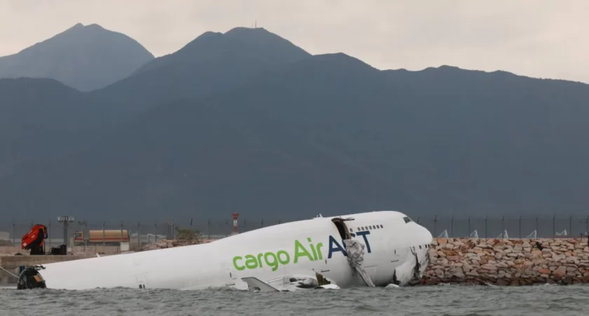 Tragedia w Hongkongu! Boeing wypadł z pasa i runął do morza – zginęli ludzie