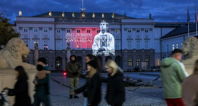 Wizerunek ks. Popiełuszki na fasadzie Pałacu Prezydenckiego