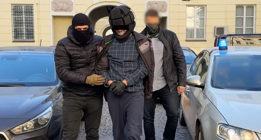Próbował podpalić budynek przy ul. Wiejskiej. Krzysztof B. zatrzymany przez stołecznych policjantów