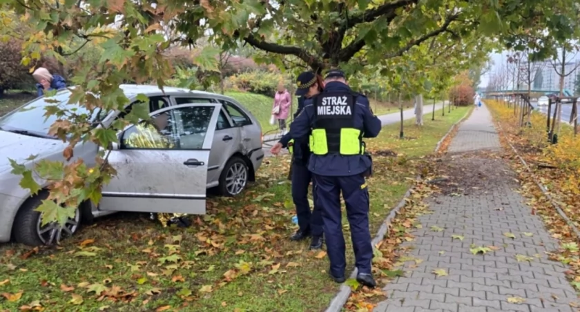 Auto wpadło w poślizg i zatrzymało się na drodze dla rowerów