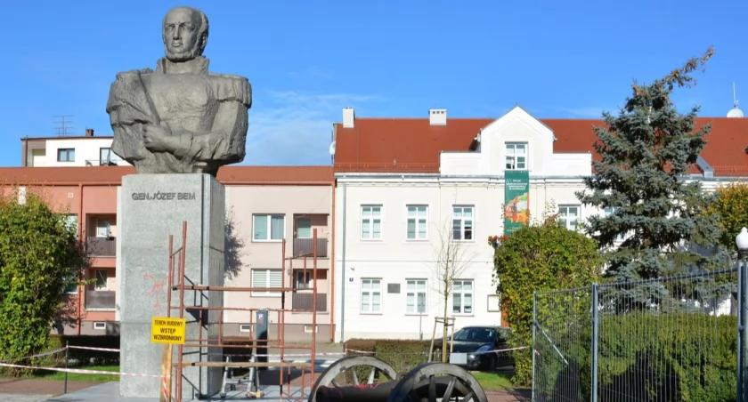 Zdewastował pomnik generała Bema. 39-latek z Ostrołęki tymczasowo aresztowany