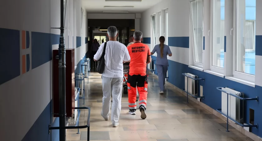 9 godzin upokorzenia. Kobieta po porodzie błagała o pomoc, a oni odwrócili wzrok