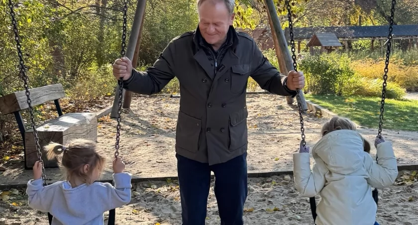 Łazienki pełne śmiechu i słońca – nawet premier znalazł tu chwilę na „wagary” z wnuczkami