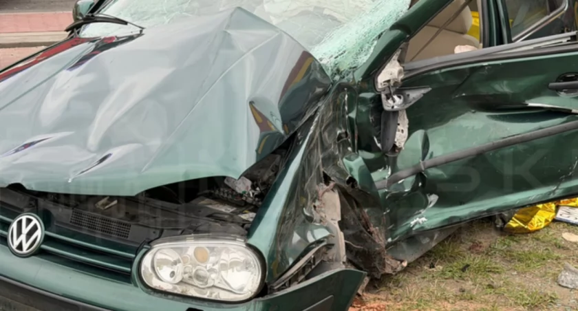 Dramat na Białołęce! Samochód wjechał prosto pod tramwaj – ogromna siła uderzenia!