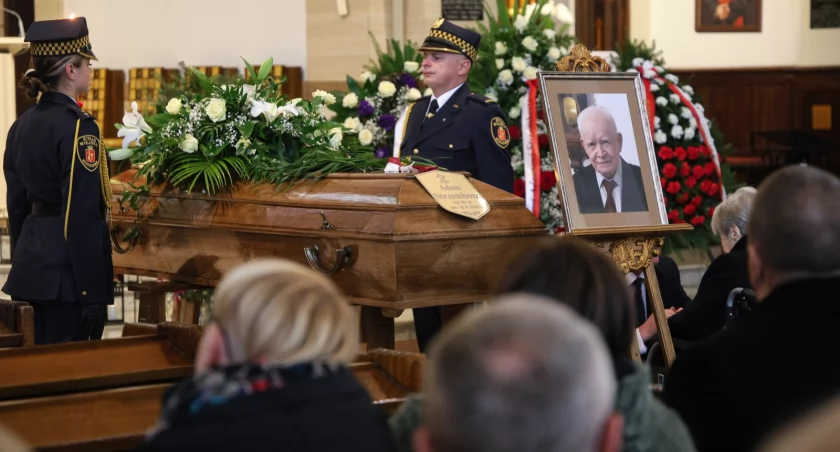 Tłumy na Starych Powązkach. Warszawa pożegnała prof. Adama Strzembosza.