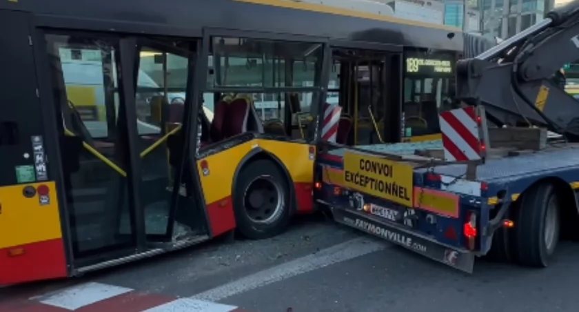 Dramat na Mokotowie! Autobus miejski staranowany przez ciężarówkę z koparką – wielu rannych!