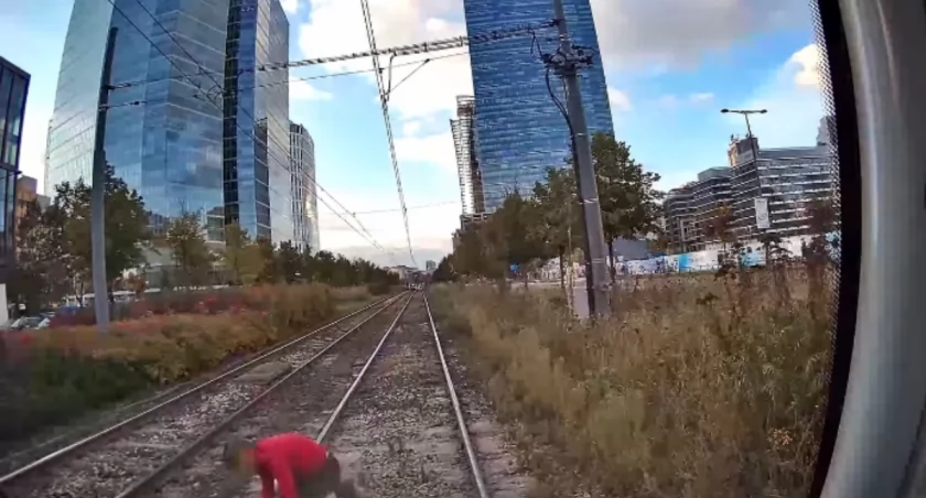 [WIDEO] Czerwone? Dla niego nie istniało. Zobacz, jak skończyła się brawura rowerzysty!