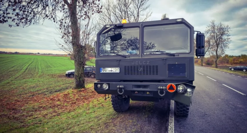 Dramat o świcie! BMW zderzyło się z wojskowym jelczem – ranna kobieta, żołnierze ruszyli na ratunek!
