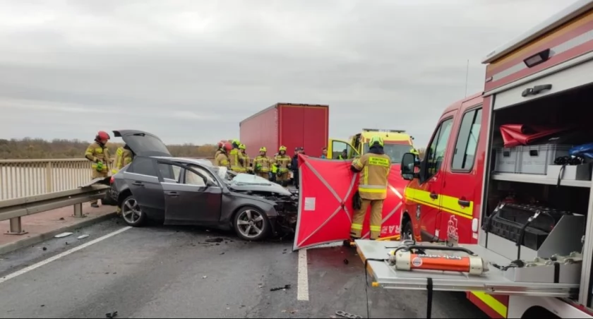 Tragedia o świcie. Kierowca zginął na moście między Nowym Kamionem a Wyszogrodem