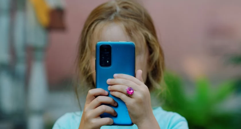 Smartfon odbiera dzieciństwo. Zaczyna się niewinnie, kończy depresją