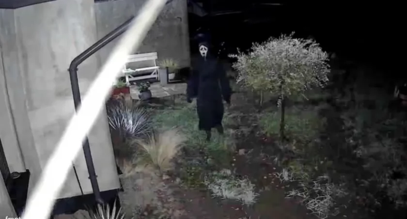 W masce z horroru zagląda w okna domów. Policja szuka „upiora z Serocka”