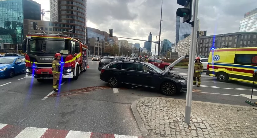 Znowu to samo na Rondzie ONZ! Kierowcy przysięgają, że mieli zielone – a skończyło się stłuczką”