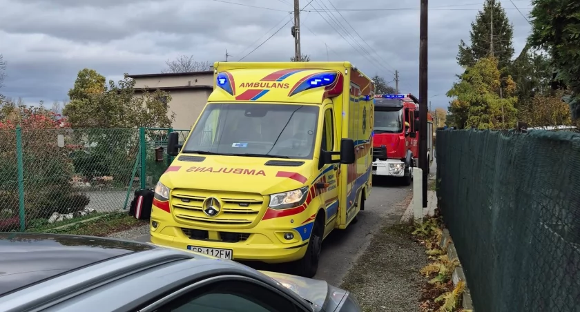 Tragedia na oczach sąsiadów. Starsza kobieta wciągnięta pod śmieciarkę