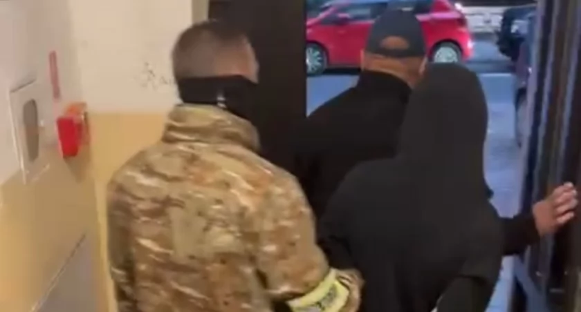 Poprosił o wskazanie drogi, potem skatował i upokorzył ofiarę. Bestialski atak w Warszawie!