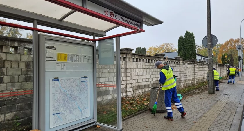 Miasto w służbie pamięci – Warszawa porządkuje drogi do naszych bliskich