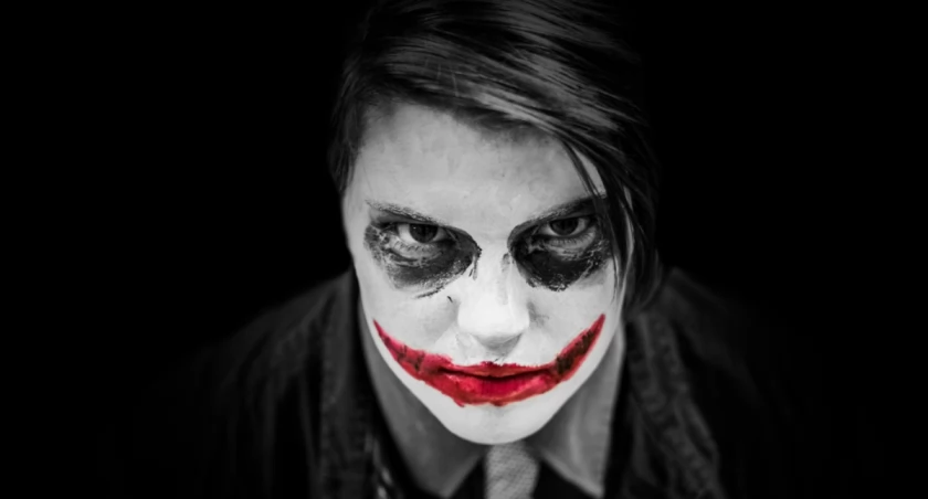 Nowa moda wśród dzieci: „Uśmiech Jokera”. Eksperci ostrzegają – to może skończyć się tragedią!