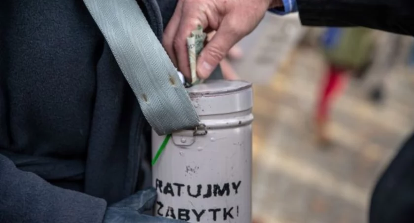 Oni znów staną przy grobach bohaterów. Rusza legendarna kwesta na Starych Powązkach