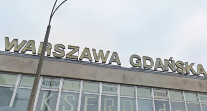 Chaos na Dworcu Gdańskim. Pasażerowie uwięzieni w tłumie – 