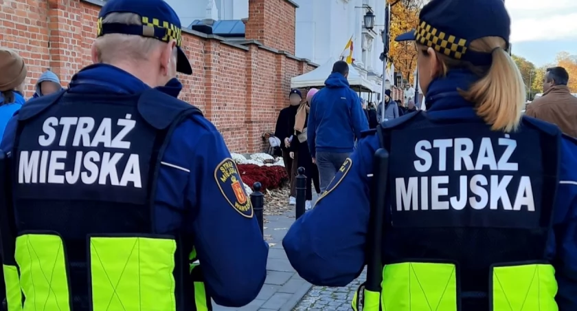 Bezpieczne groby bliskich. Warszawa rusza z akcją „Znicz”.